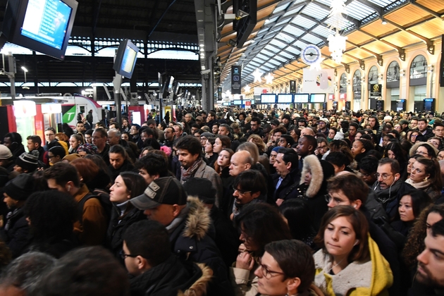 Des voyageurs attendent un train à la Gare Saint-Lazare, le 16 décembre 2019 à Paris lors d'une grève contre la réforme des retraites