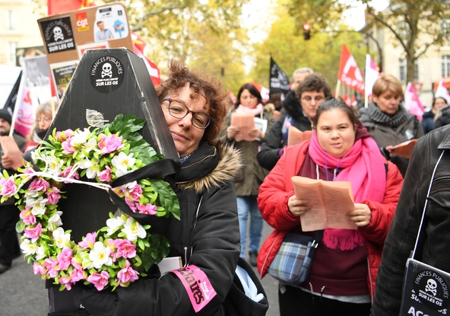 Une manifestante porte un cercueil lors du cortège des agents des finances publiques, le 14 novembre 2019 à Paris