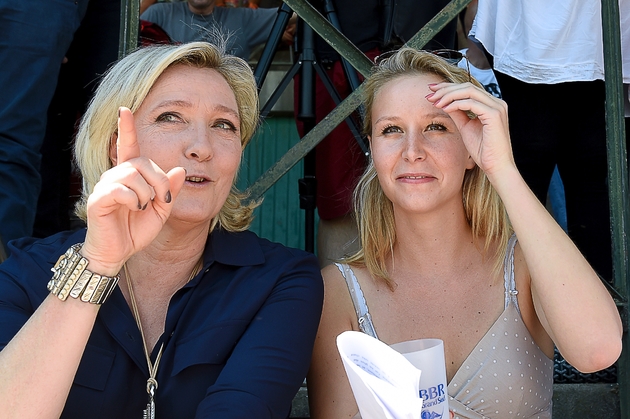 La députée FN du Vaucluse, Marion Maréchal-Le Pen (d), aux côtés de Marine Le Pen, au Pontet, le 9 juillet 2016