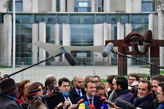 Emmanuel Macron tient un point de presse devant la chancellerie après sa rencontre avec Angela Merkel, le 16 mars 2017 à Berlin
