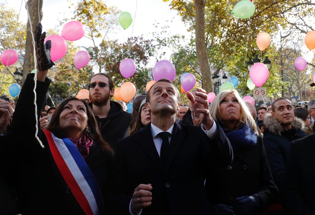 Dans le 11e arrondissement de Paris, Anne Hidalgo, Emmanuel Macron et son épouse Brigitte rendent hommage aux victimes des attentats du 13 novembre 2015, le 13 novembre 2017