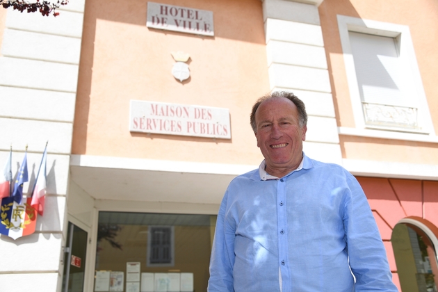 Le maire Puget-Theniers Robert Velay, devant l'Hôtel de ville du village, le 28 avril 2017