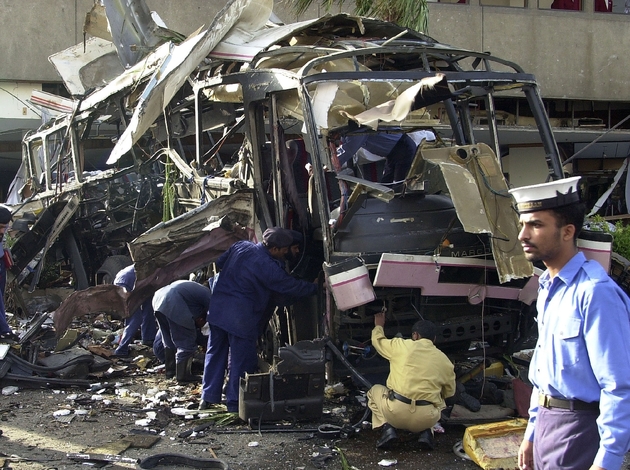 Le 8 mai 2002, photo de l'épave du bus visé par l'attentat, à Karachi