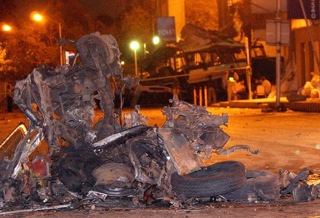 Le 8 mai 2002, photo de l'épave de la voiture piégée précipitée contre un bus transportant des salariés de la Direction des chantiers navals (DCN) et qui avait explosé devant l'hôtel Sheraton à Karachi