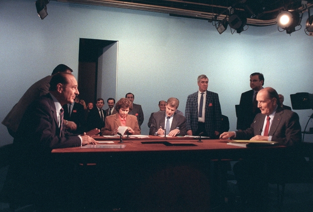Le président François Mitterrand (D) fait face au Premier ministre Jacques Chirac (G), le 28 avril 1988 à Paris, lors d'un débat télévisé dans le cadre de la présidentielle animé par les journalistes Michèle Cotta (2eg) et Elie Vannier (2eD).  