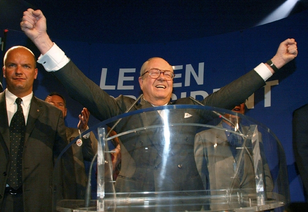 Le président du Front National et candidat à l'élection présidentielle, Jean Marie Le Pen, réagit après l'annonce des premières estimations des résultats du premier tour des élections, le 21 avril 2002 à Saint-Cloud dans son quartier général 
