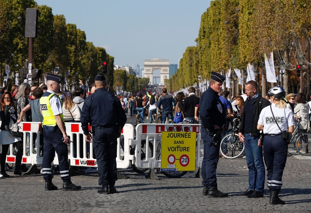 Des policiers bloquent les Champs-Elysées à l'occasion de la journée sans voiture le 27 septembre 2015 à Paris