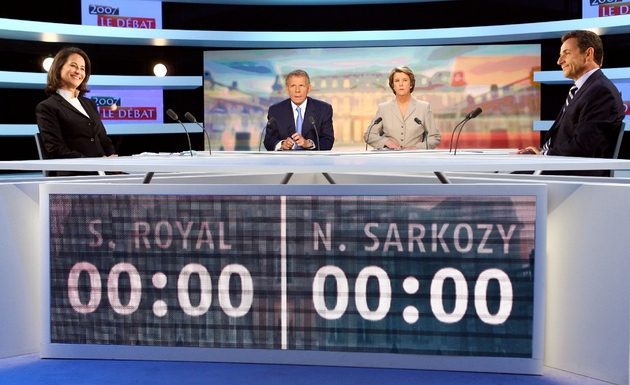 Devant 20,4 millions de téléspectateurs, Ségolène Royal (G) se montre combative face à Nicolas Sarkozy, le 2 mai 2007 lors du débat télévisé animé par Patrick Poivre d'Arvor (2G) et Arlette Chabot (2D), dans un studio de Boulogne-Billancourt