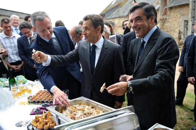 L'ex-président français Nicolas Sarkozy (c), François Fillon (d), et le député de l'Eure Bruno Le Maire (g), lors de la vise d'une ferme à Sablé-sur-Sarthe, le 28 juin 2011