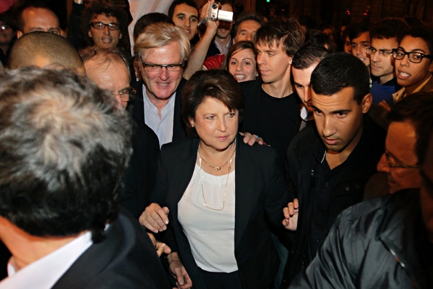 Alexandre Benalla était affecté à la sécurité de Martine Aubry durant les primaires du PS en 2011, ici avec la candidate le 09 octobre 2011 à Paris