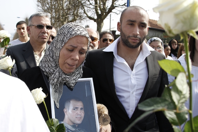 La mère d'Imad Ibn Ziaten, avec une photo de son fils et son frère Hatim  lors d'une marche silencieuse le 24 mars 20112 à Sotteville-lès-Rouen