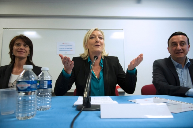 Marine Le Pen, accompagnée de deux membres du 