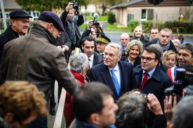 Le Premier ministre Jean-Marc Ayrault et Thomas Thévenoud visitent l'école Danielle Gouze-Mitterrand à Cluny, le 15 novembre 2013