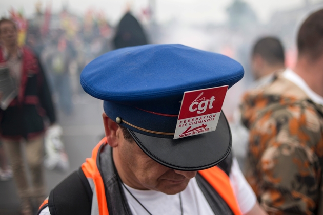 Photo d'archives d'un cheminot CGT en grève lors d'une manifestation le 17 juin 2014 à Paris