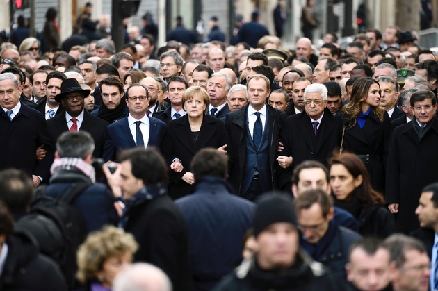 Le président français François Hollande marche entouré de dirigeants étrangers à Paris, le 11 janvier 2015 après l'attentat contre le Charlie Hebdo