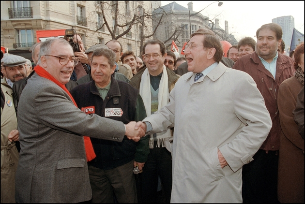 Le 28 novembre 1995 à Paris, le secrétaire général de Force Ouvrière Marc Blondel (G) serre la main de son homologue de la CGT Louis Viannet, lors d'une manifestation contre la réforme de la Sécurité sociale