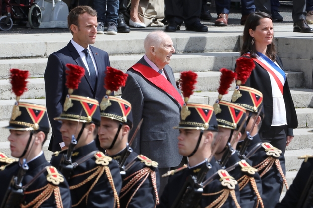 Daniel Cordier et le président Emmanuel Macron le 18 juin 2018 au Mémorial du Mont Valérien