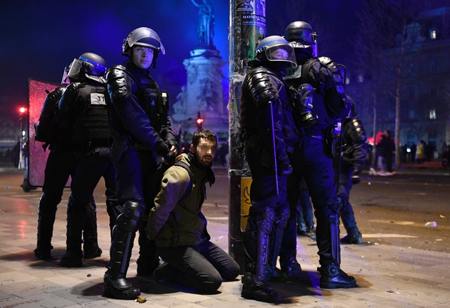 Un manifestant interpellé, le 11 janvier 2020 à Paris 