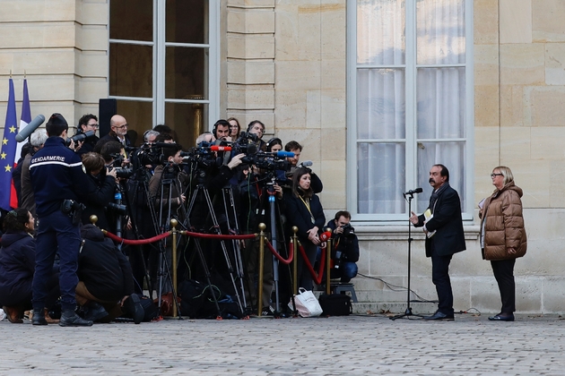 Le secrétaire général de la CGT Philippe Martinez (2D) parle à la presse, à l'hôtel Matignon, le 18 décembre 2019 à Paris