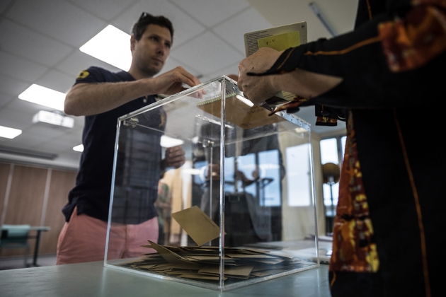 Un Français vote pour le 2e tour de la présidentielle, le 7 mai dans un bureau de vote à Hong Kong