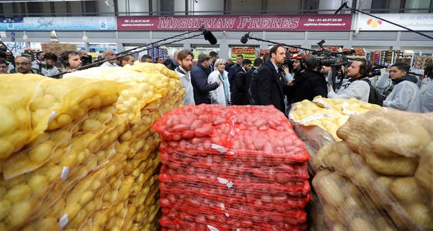 Marine Le Pen au marché de Rungis, près de Paris, le 25 avril 2017