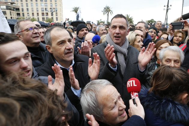 Le leader autonomiste Gilles Simeoni (D) et le président de l'Assemblée de Corse Jean-Guy Talamoni (G), le 3 février 2018 lors d'une manifestation à Ajaccio 