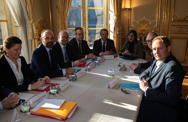 Laurent Escure (D) face au Premier ministre Edouard Philippe le 18 décembre 2019 à l'Hôtel Matignon
