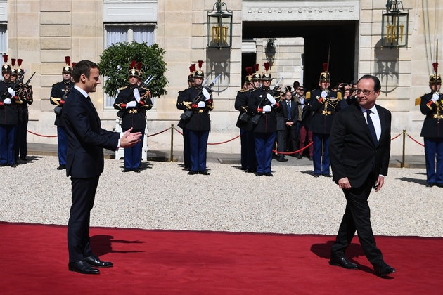 Le président sortant François Hollande, raccompagné par son successeur Emmanuel Macron, quitte l'Elysée le 14 mai 2017