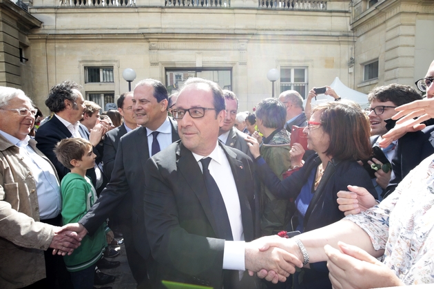 Le président sortant François Hollande (c) au siège du PS, le 14 mai 2017 à Paris