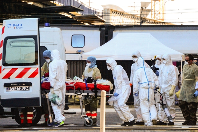 Un malade du Covid-19 est embarqué dans une ambulance en gare de Bordeaux, après son transfert par TGV sanitaire depuis la région parisienne, le 10 avril 2020