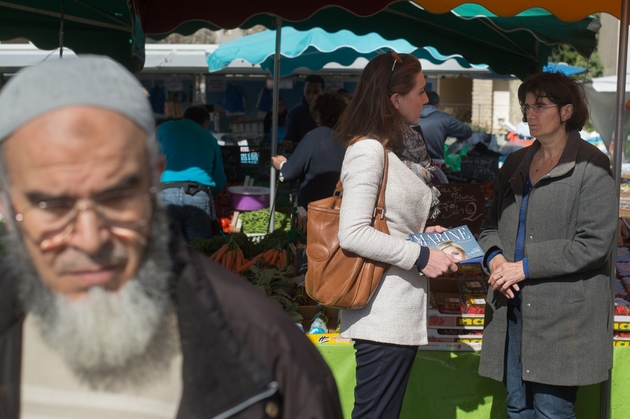 Des partisans du FN distribuent des tracts de campagne sur un marché au Pontet le 9 mars 2017