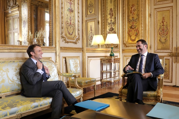 Emmanuel Macron, au côté du secrétaire d'Etat aux relations avec le Parlement et nouveau délégué général de la République en marche, Christophe Castaner, à l'Elysée, le 20 novembre 2017