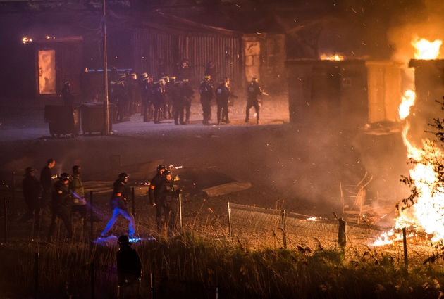 La police est intervenue dans le camp en feu, le 10 avril 2017 à Grande-Synthe