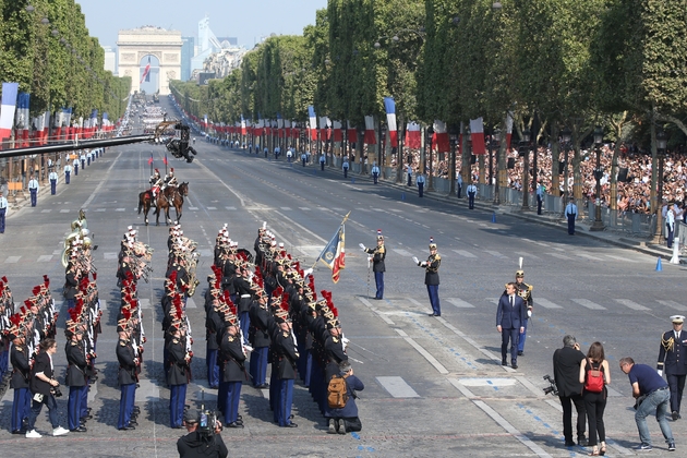 Le président Emmanuel Macron passe en revue le 1er régiment d'infanterie de la Garde républicaine, à Paris lors du défilié militaire du 14 juillet 2018 