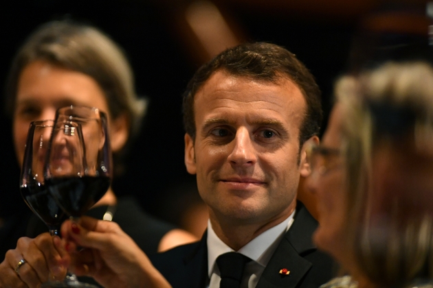 Le président français Emmanuel Macron porte un toast lors d'un dîner en son honneur à l'opéra de Sydney le 1er mai 2018