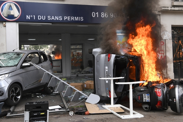 Une voiture et une moto en feu en marge de la manifestation à Paris le 1er mai 2018