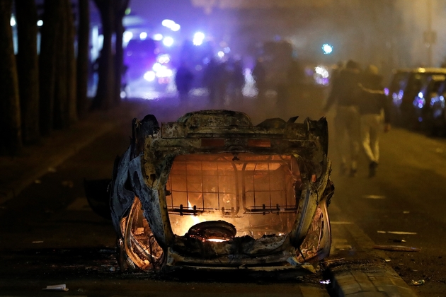 Véhicule incendié lors de violences ayant émaillé une manifestation le 11 février 2017 à Bobigny 