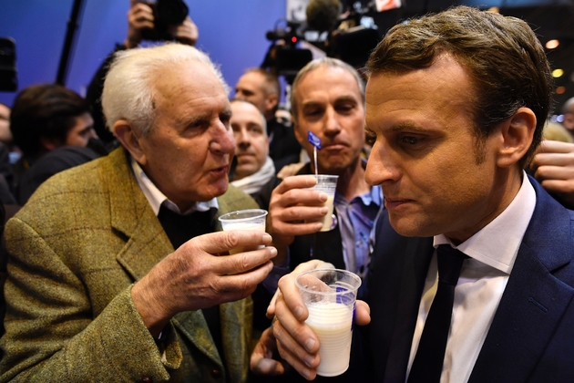 Emmanuel Macron, un verre de lait à la main au salon de l'agriculture à Paris, le 1er mars 2016