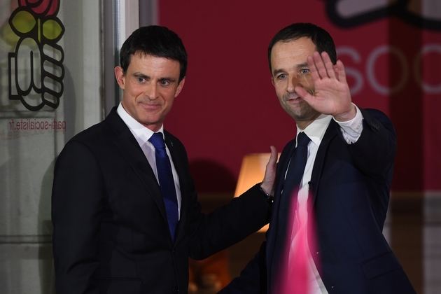 Benoît Hamon, vainqueur de la primaire organisée par le PS, et son adversaire au second tour Manuel Valls (g), au siège du parti à Paris, le 29 janvier 2017