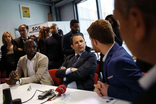 Le candidat socialiste à la présidentielle Benoît Hamon, lors d'une visite dans un incubateur d'entreprises à La Courneuve près de Paris, le 12 avril 2017