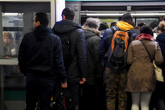 Des passagers montent dans un métro gare du nord le 18 décembre 2019