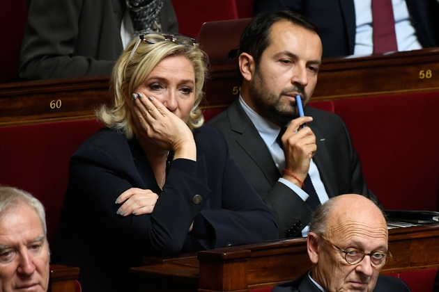 Le porte-parole du Rassemblement National (RN) Sébastien Chenu (à droite), assiste à une session de questions au gouvernement à l'Assemblée Nationale à Paris, aux côtés de la présidente du parti Marine Le Pen en novembre 2018.
