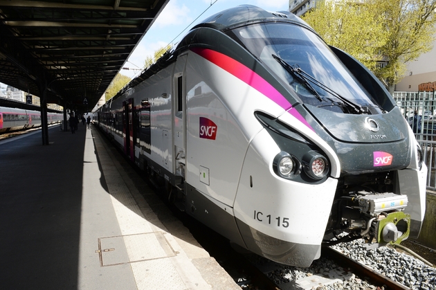 Photo d'un train Intercités de la SNCF prise le 6 avril 2017 à la gare de l'Est à Paris
