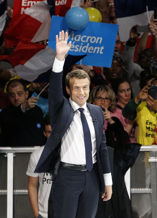 Emmanuel Macron, candidat à la présidence pour le mouvement En Marche! salue ses partisans, le 17 avril 2017 dans la salle Bercy-Arena à Paris