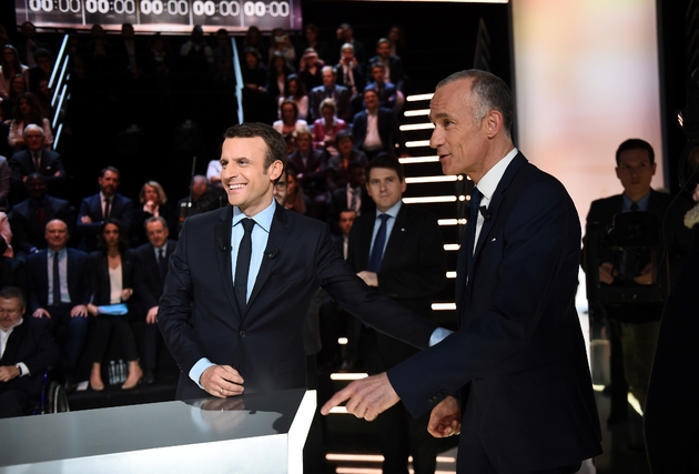 Emmanuel Macron et le journaliste Gilles Bouleau avant le débat TV sur TF1 le 20 mars 2017 à Aubervilliers 