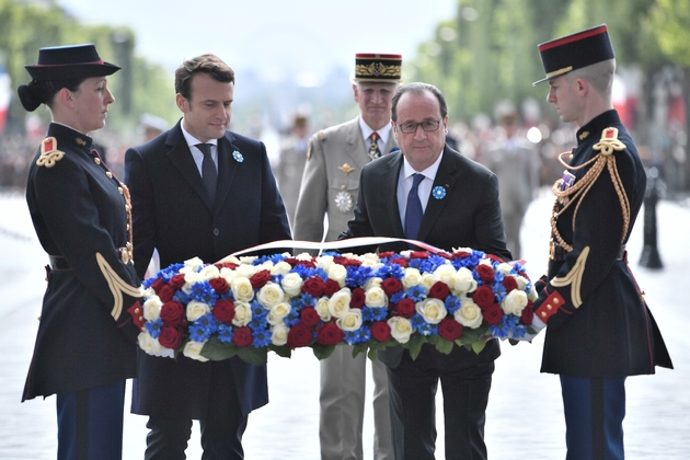 Le président sortant François Hollande (d) et le nouveau président élu Emmanuel Macron, lors des commémorations du 8 mai, le 8 mai 2017 à l'Arc de Triomphe, à Paris 
