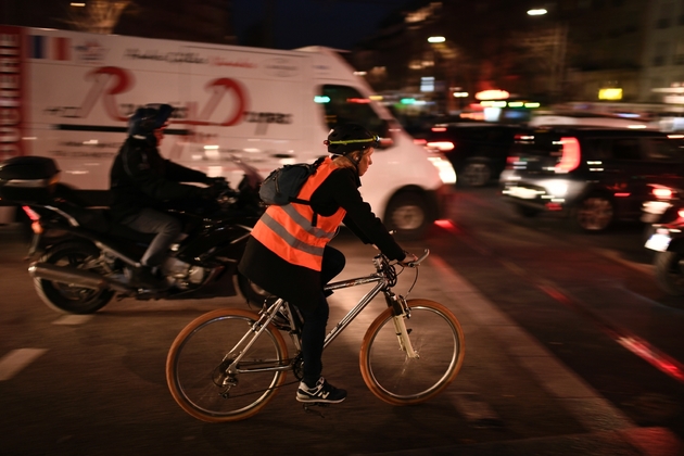 Une cycliste le 19 décembre 2019 à Paris, dans le flux de voitures, pendant les grèves contre la réforme des retraites qui ont perturbé les transports publics