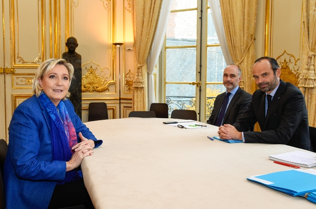 Edouard Philippe (D) et son conseiller politique Gilles Boyer reçoivent la présidente du Front national Marine Le Pen, à Matignon, le 29 novembre 2017
