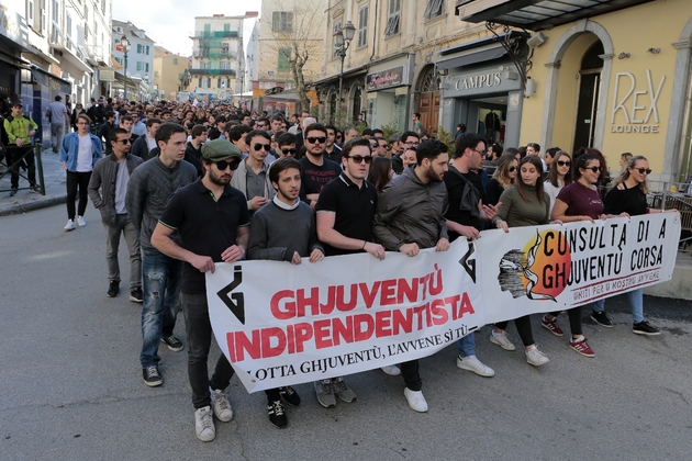 Des jeunes nationalistes défilent dans les rues de Corte, en Corse le 5 avril 2017