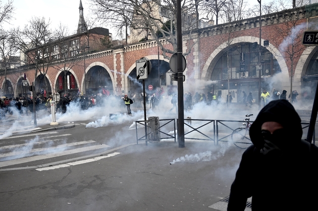 Des manifestants dans des nuages de gaz  lacrymogène lors de la manifestation parisienne contre la réforme des retraites, le 11 janvier 2020 